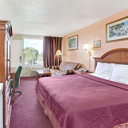 Howard Johnson By Wyndham Tropical Palms Kissimmee Bagian luar foto
