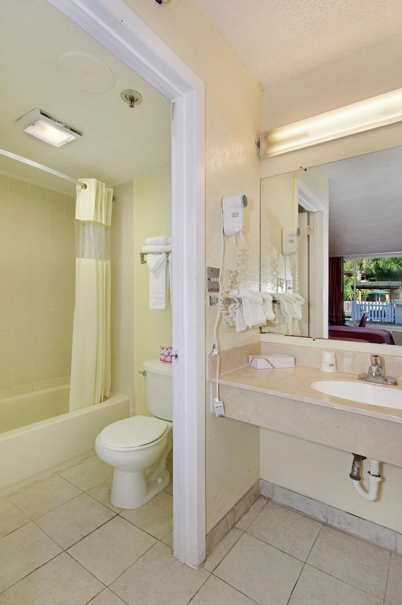 Howard Johnson By Wyndham Tropical Palms Kissimmee Bagian luar foto