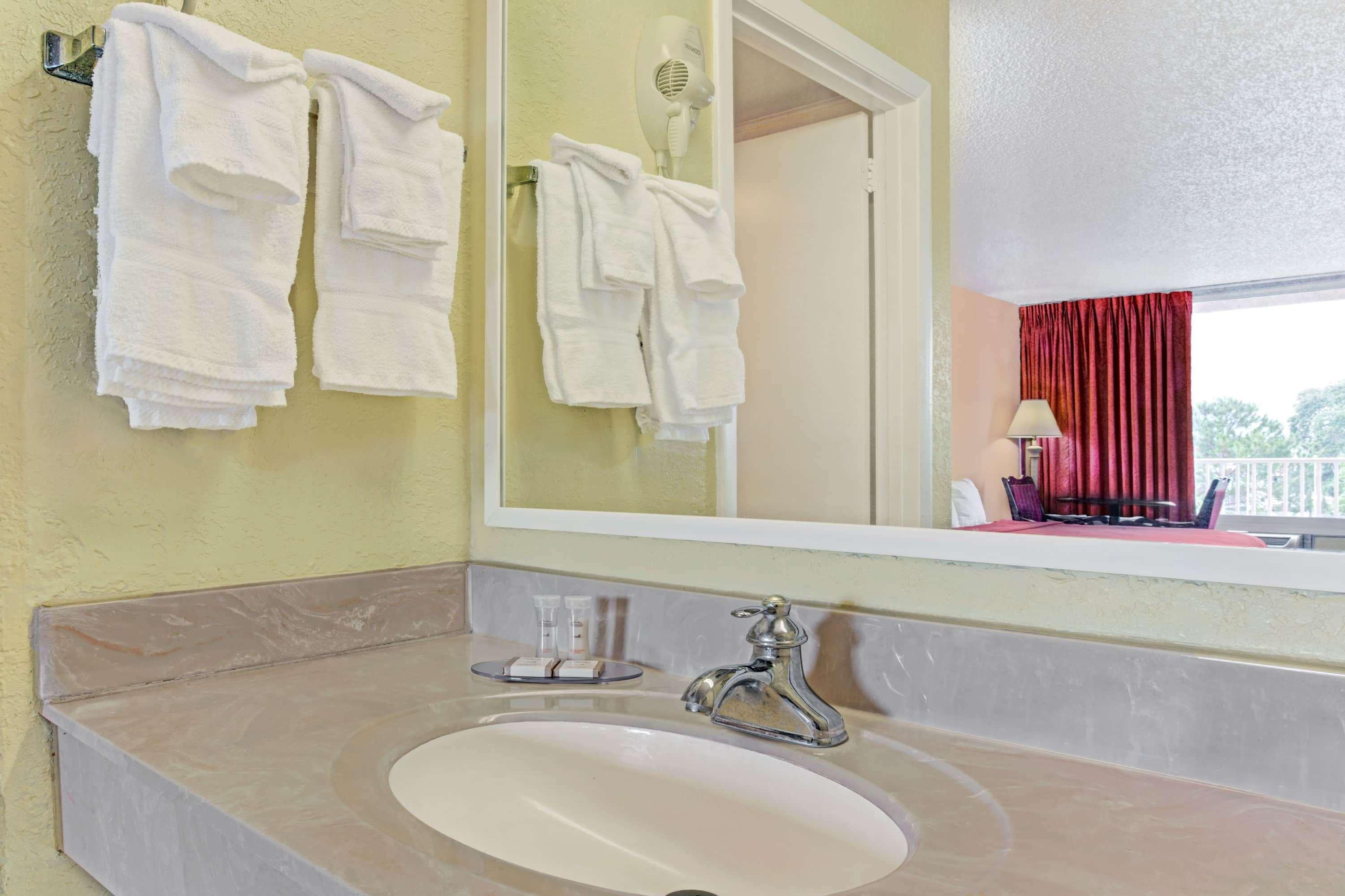 Howard Johnson By Wyndham Tropical Palms Kissimmee Bagian luar foto