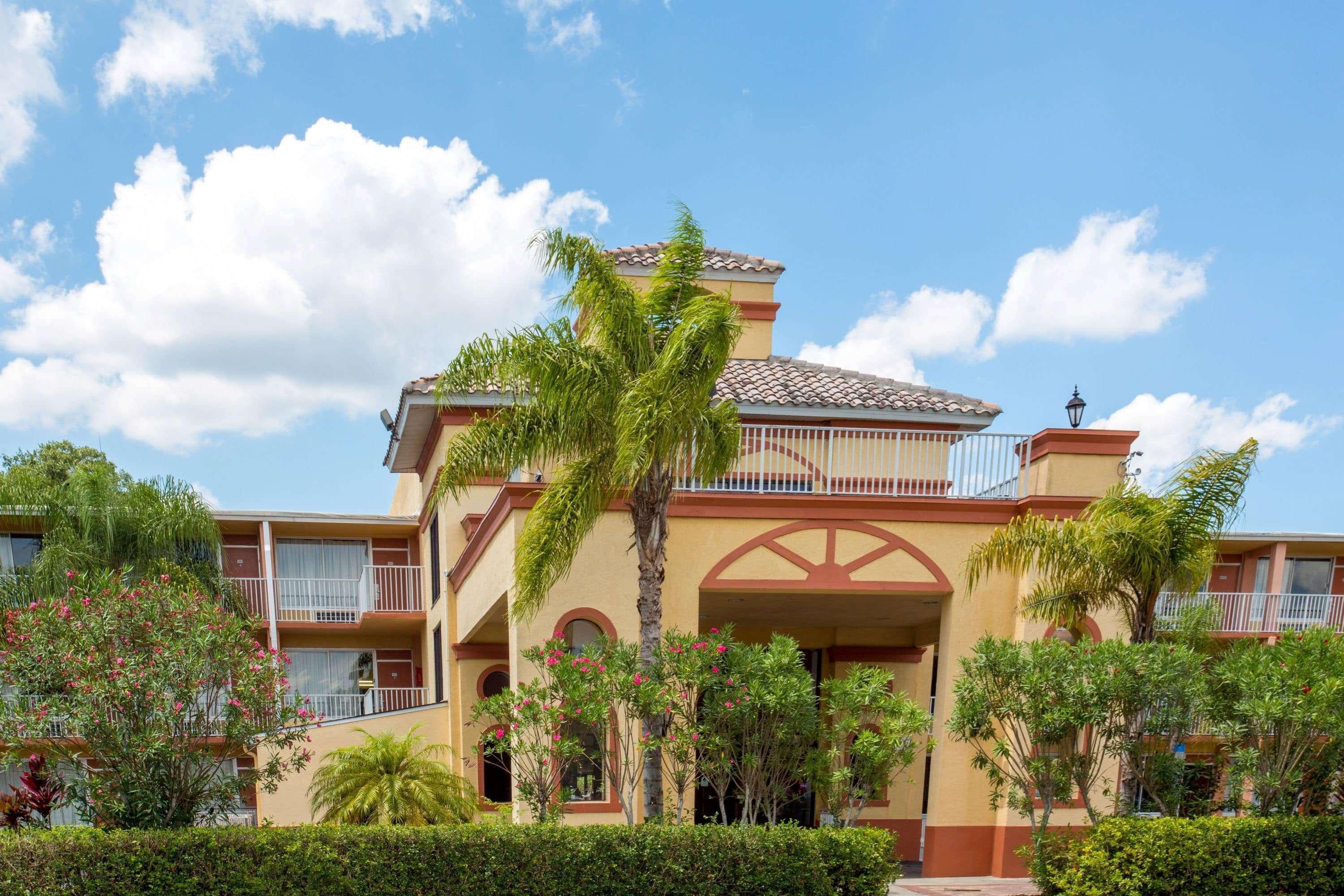 Howard Johnson By Wyndham Tropical Palms Kissimmee Bagian luar foto
