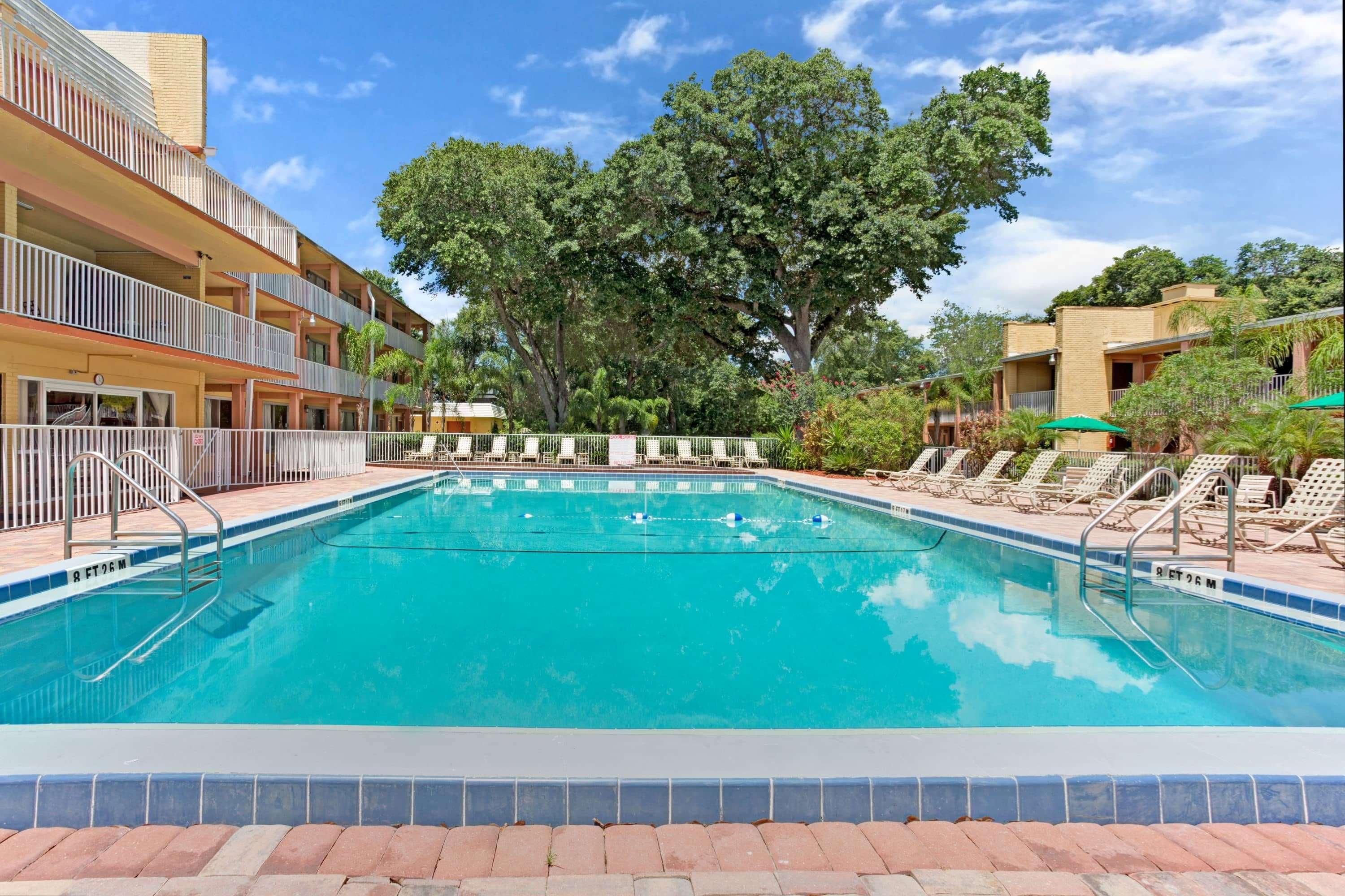 Howard Johnson By Wyndham Tropical Palms Kissimmee Bagian luar foto