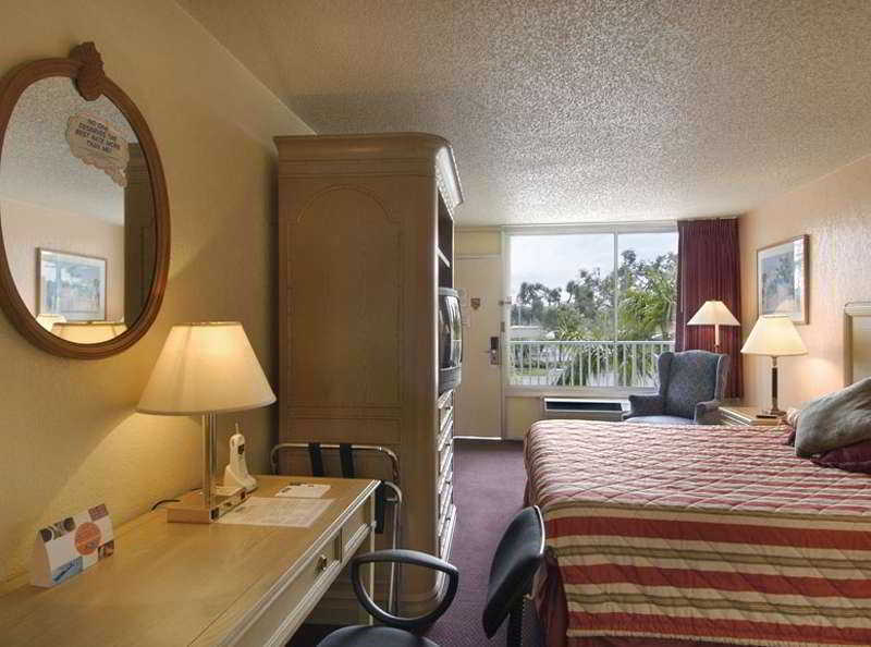 Howard Johnson By Wyndham Tropical Palms Kissimmee Bagian luar foto