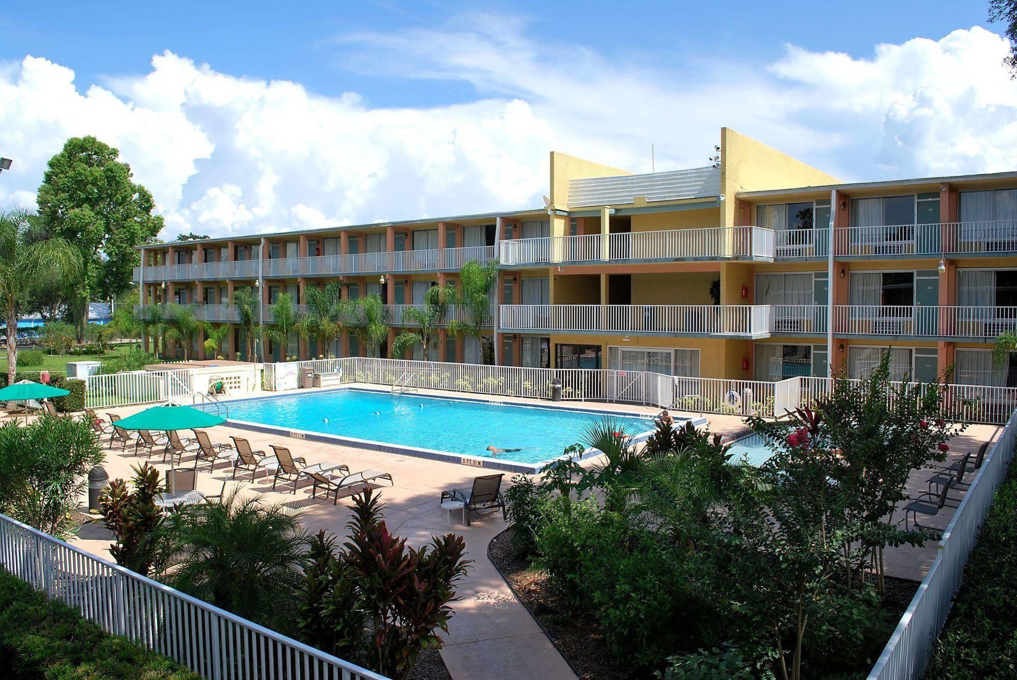 Howard Johnson By Wyndham Tropical Palms Kissimmee Bagian luar foto